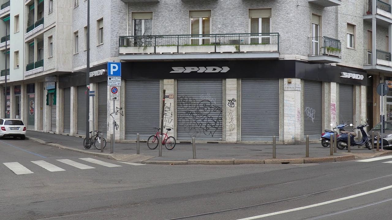 Coronavirus, Milano si sveglia con le saracinesce abbassate