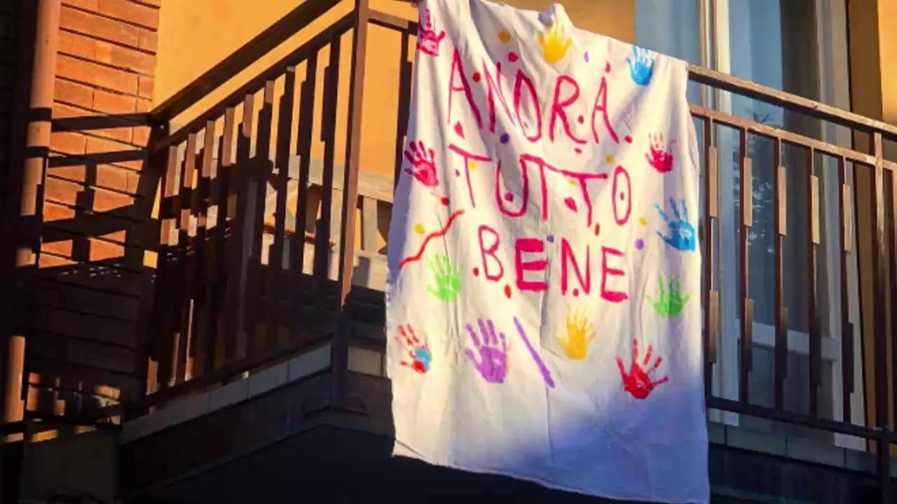 Coronavirus, "andrà tutto bene": gli striscioni dei bambini per combattere la paura
