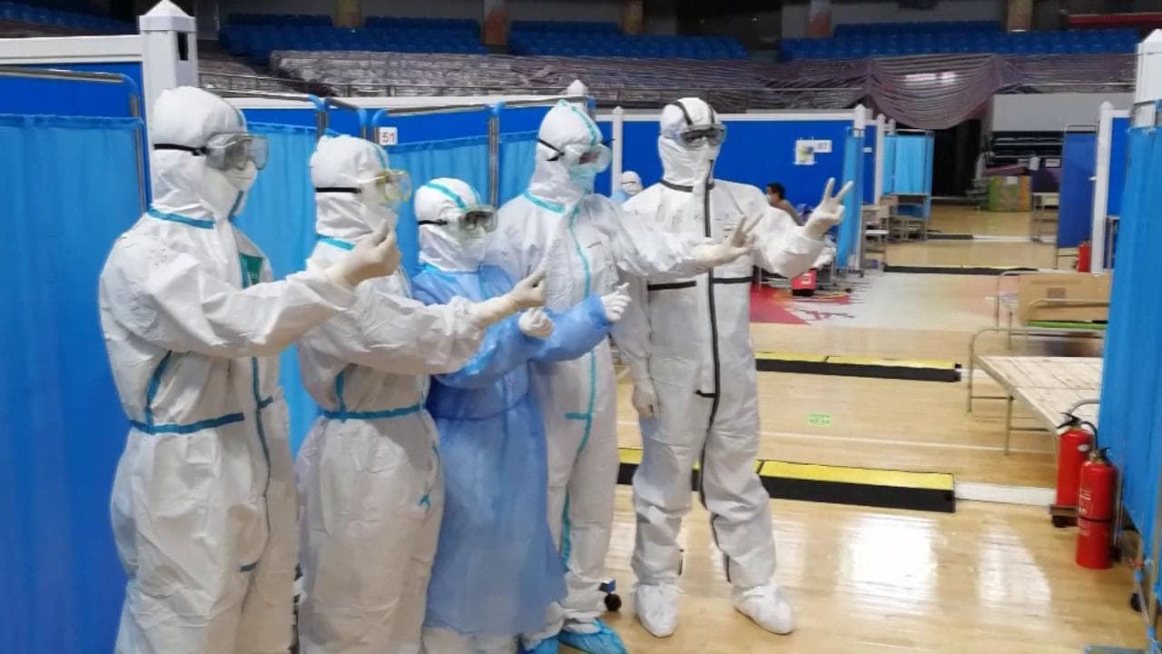 Coronavirus, a Wuhan i medici festeggiano dopo aver guarito l'ultimo paziente