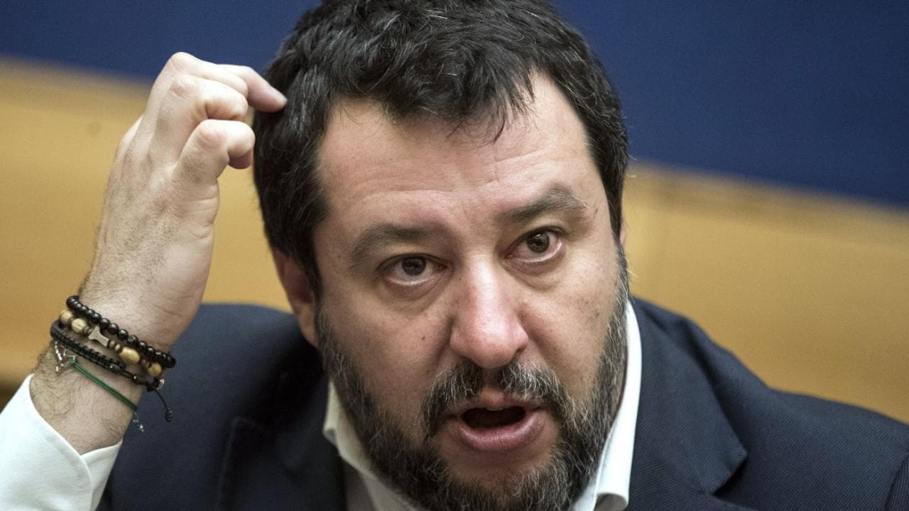 Coronavirus, la linea mutevole di Salvini: "Chiudiamo l'Europa". Ma prima diceva: "Riapriamo tutto"