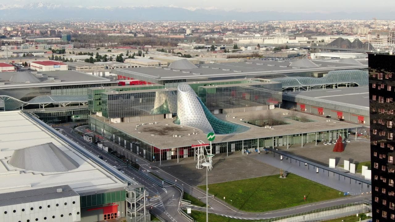 Coronavirus in Lombardia, la fiera di Rho vista dal drone: possibile centro ricovero malati