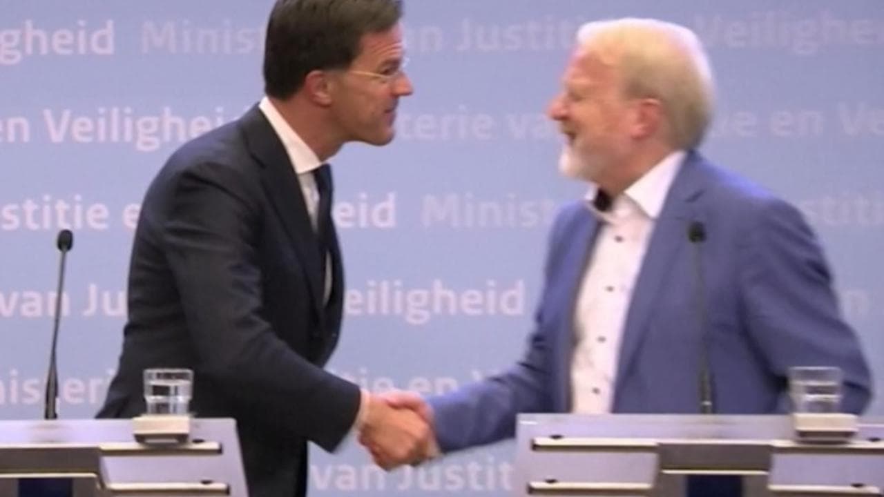 Coronavirus, il cattivo esempio del premier olandese Rutte: stringe la mano dopo aver detto a tutti di non farlo