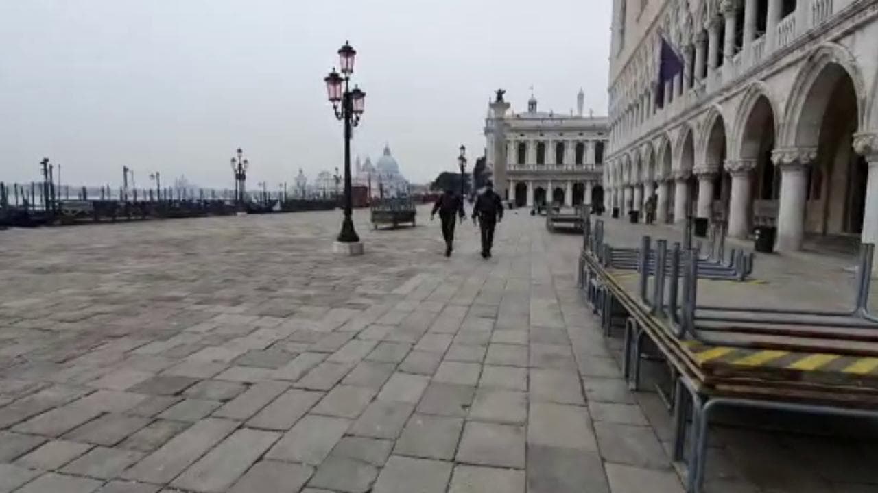 Coronavirus, nella Venezia svuotata nessuno fa più selfie col ponte dei Sospiri