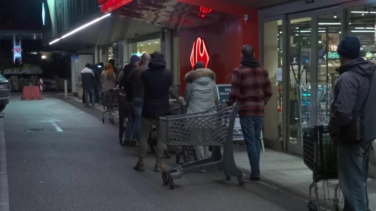Coronavirus, file nei supermercati di Roma in piena notte dopo l'estensione della zona rossa a tutta Italia