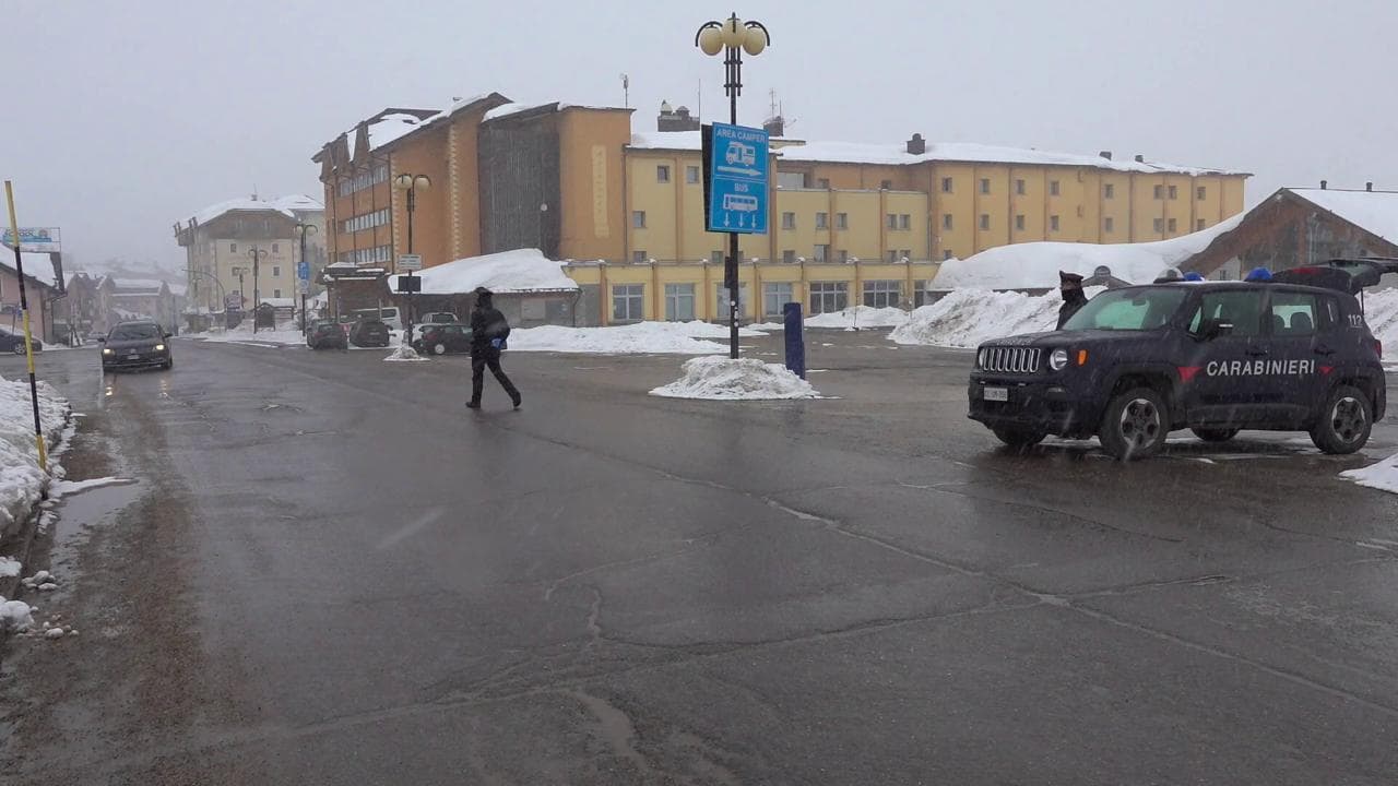 Coronavirus, carabinieri al confine tra Lombardia e Trentino: passa chi provvisto di autocertificazione