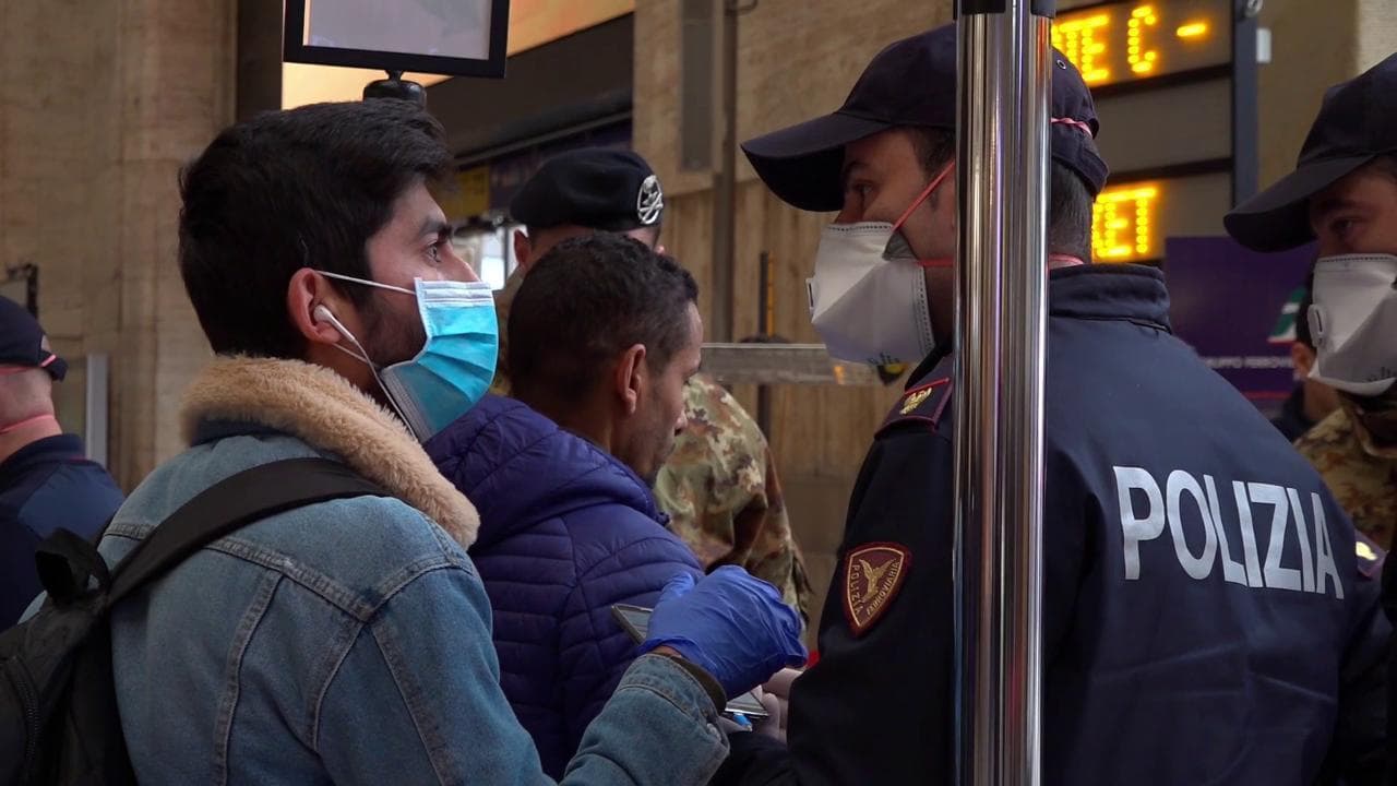 Coronavirus, nuovi controlli per chi parte: lunghe code alla stazione centrale di Milano