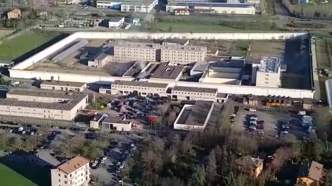 Emergenza coronavirus, rivolta nel carcere di Modena: le immagini dall'elicottero della polizia