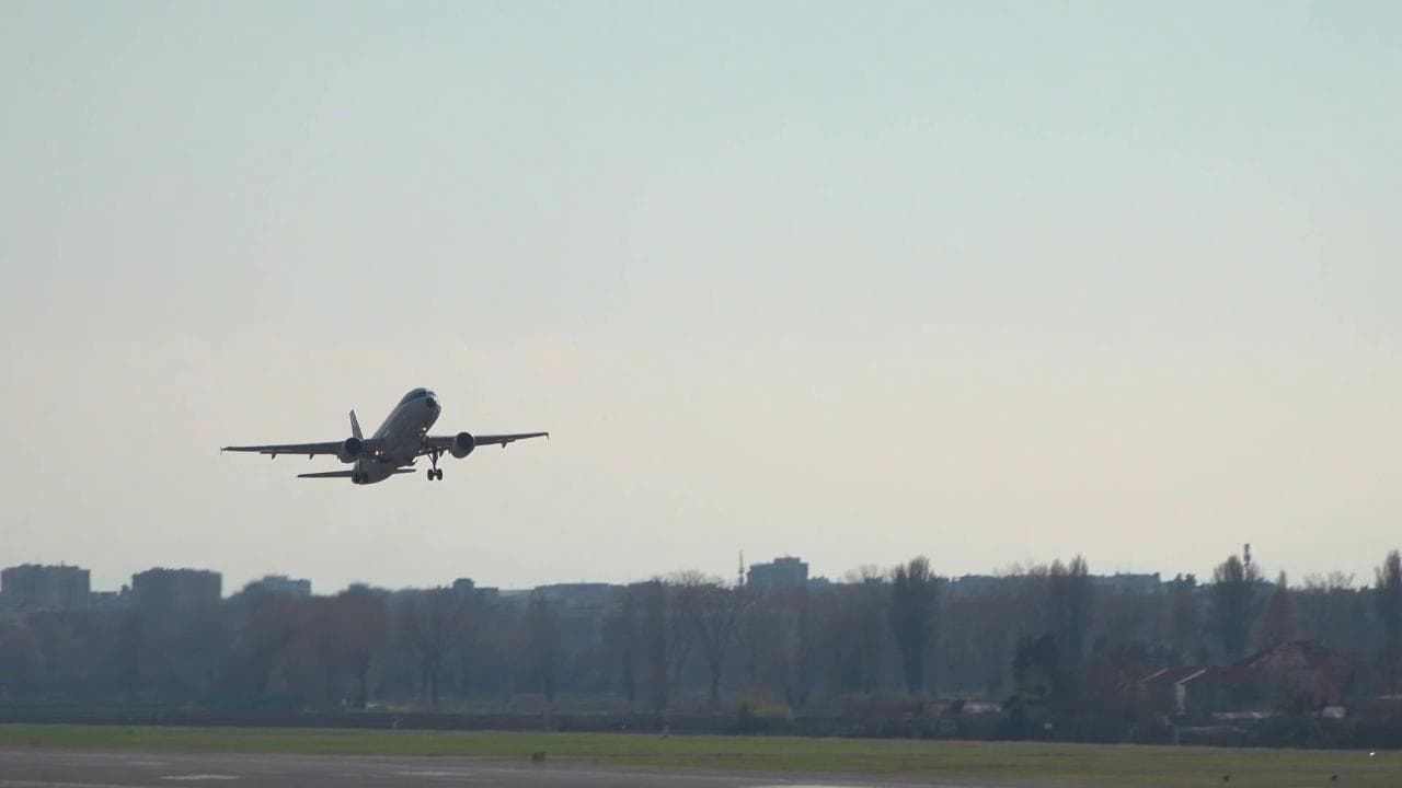 Coronavirus, a Linate l'aeroporto è operativo: le immagini dallo scalo milanese