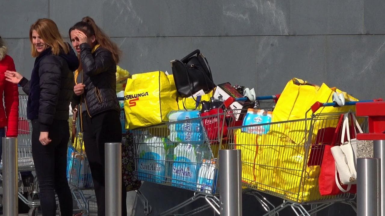 Coronavirus, code al supermercato di Asti: i clienti entrano a turni
