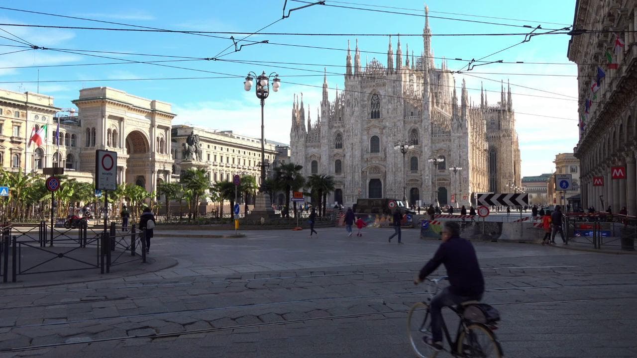 Coronavirus, Milano si sveglia in quarantena: c'è chi non rinuncia a una passeggiata