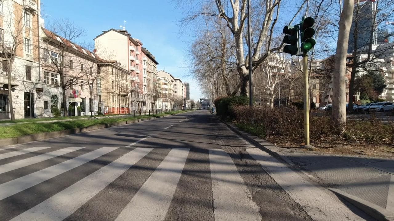 Coronavirus, Milano in camera-car: la città libera dal traffico, quasi nessuna auto in circolazione
