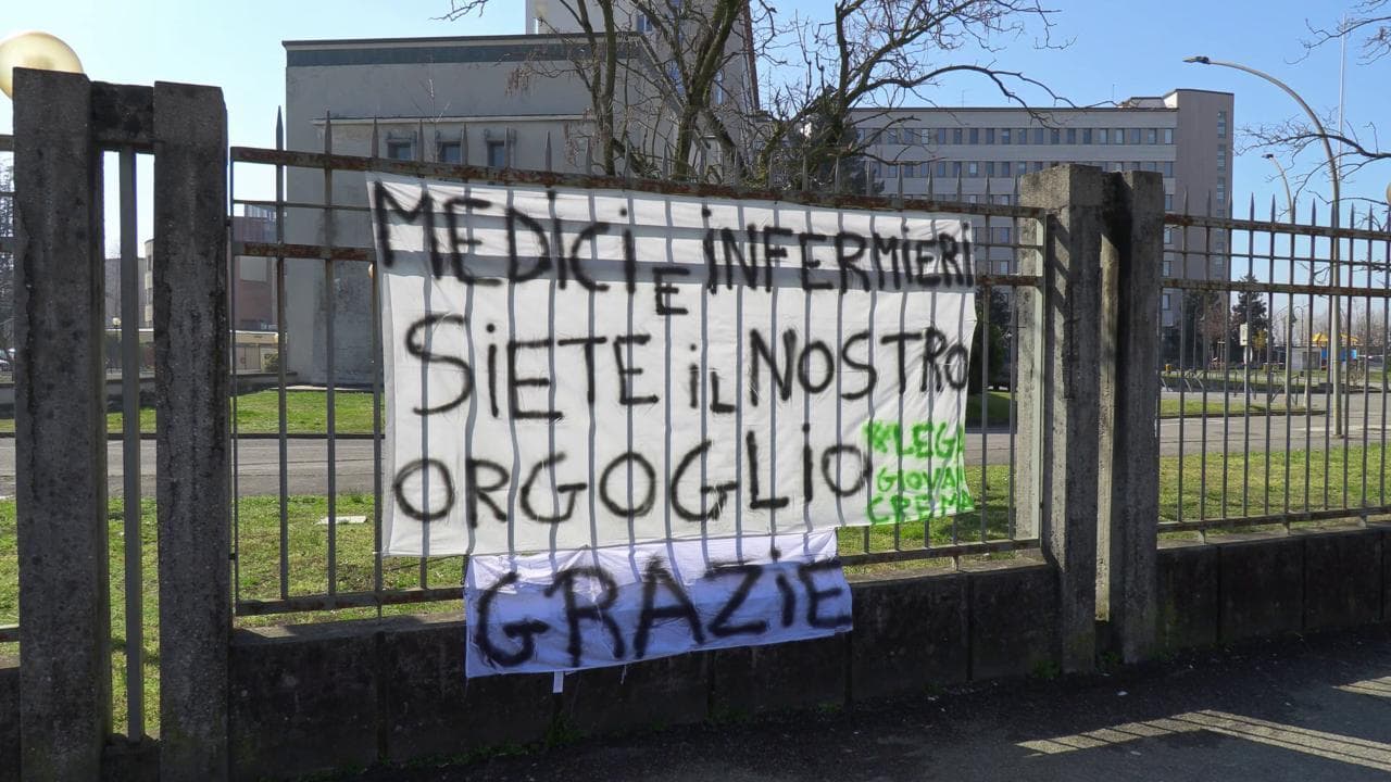 Coronavirus, l'omaggio dell'ospedale di Crema: "Grazie a medici e infermieri"
