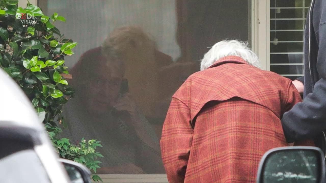 Coronavirus, insieme da 60 anni e separati dalla quarantena: la coppia si parla attraverso un vetro