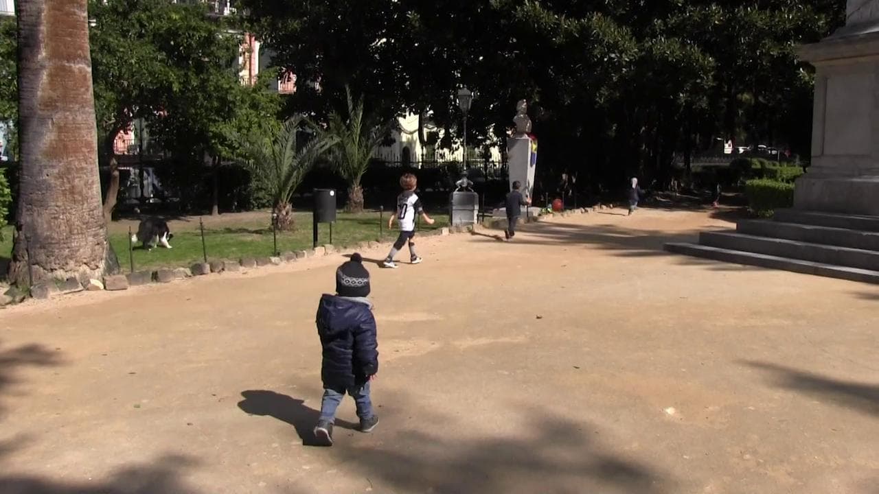 Coronavirus, a Palermo genitori e nonni si inventano l'asilo fai da te nel parco pubblico