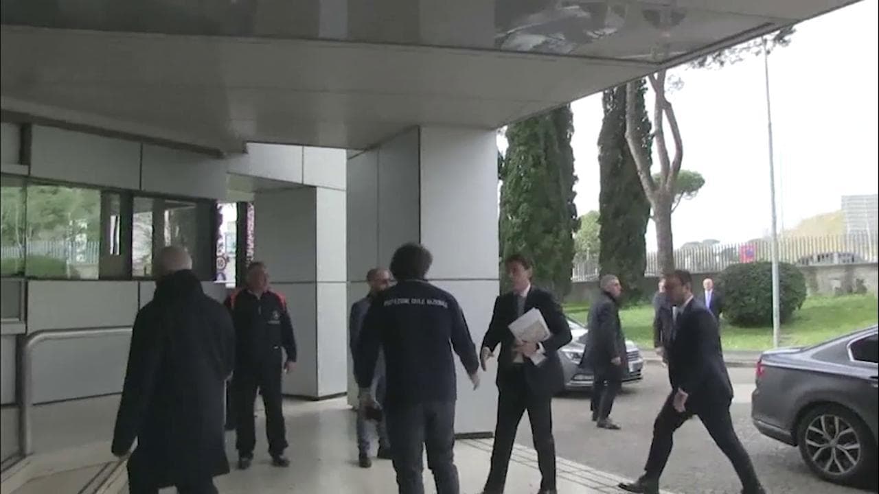 Coronavirus, il premier Conte si dimentica del protocollo: allunga la mano per salutare, poi la ritira