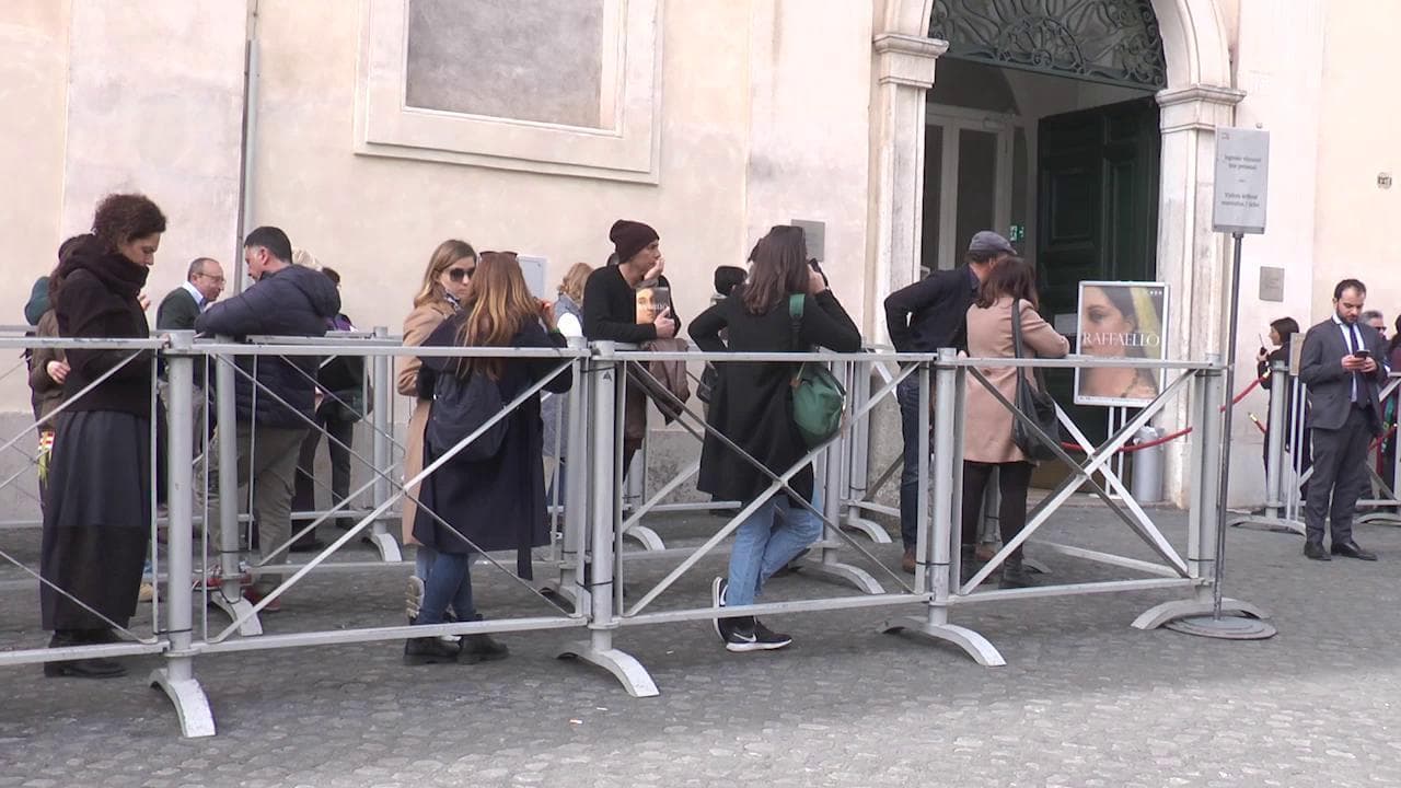 Coronavirus, Raffaello vince sulla paura: "In fila per la mostra a distanza di sicurezza"