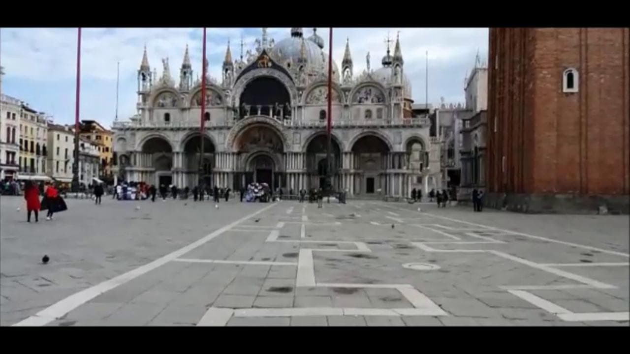 Coronavirus, Venezia semideserta: piazza San Marco ripresa a mezzogiorno