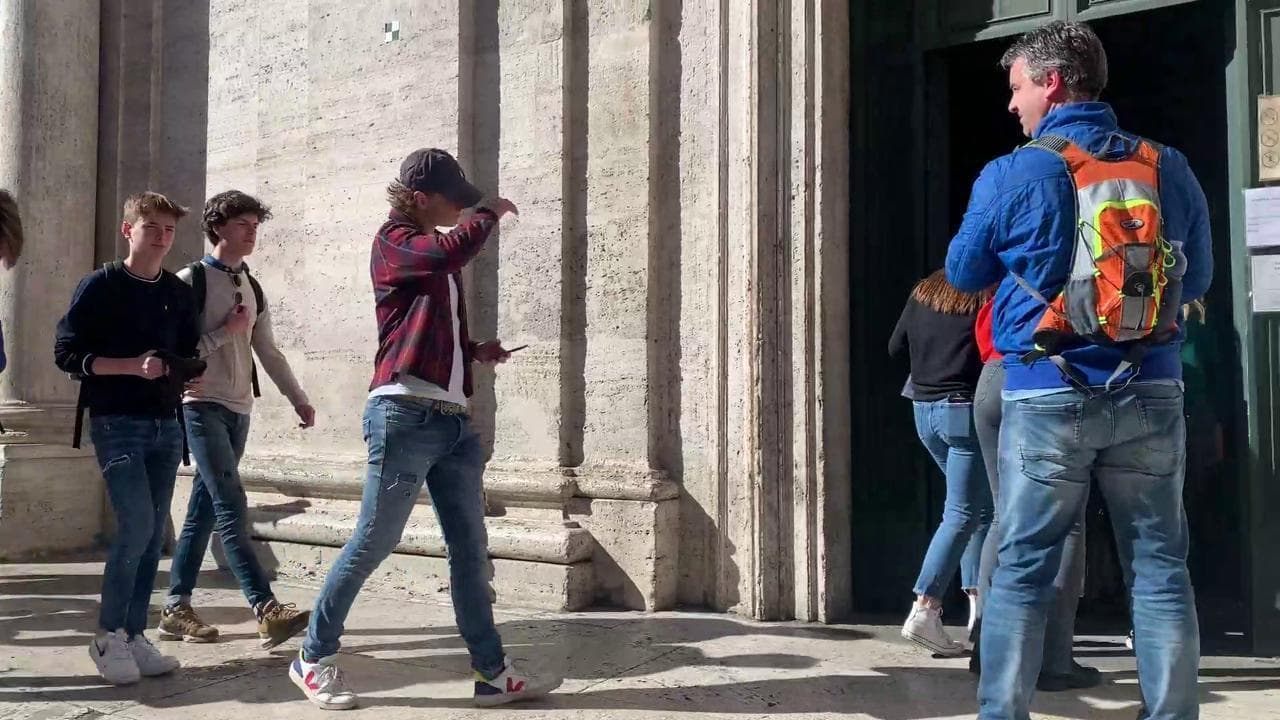 Coronavirus, riapre la chiesa san Luigi dei Francesi a Roma: i turisti tornano a vedere i dipinti di Caravaggio