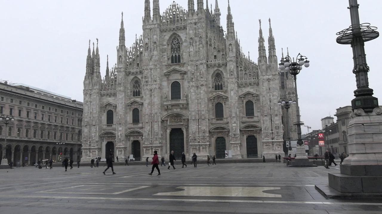 Coronavirus, riapre il Duomo di Milano ma la piazza è vuota: i primi visitatori sono giapponesi