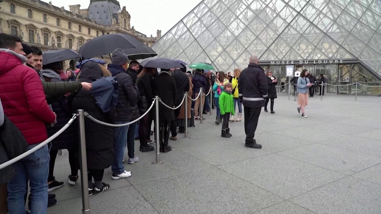 Coronavirus, chiusura Louvre: la lunga fila dei turisti in attesa di informazioni