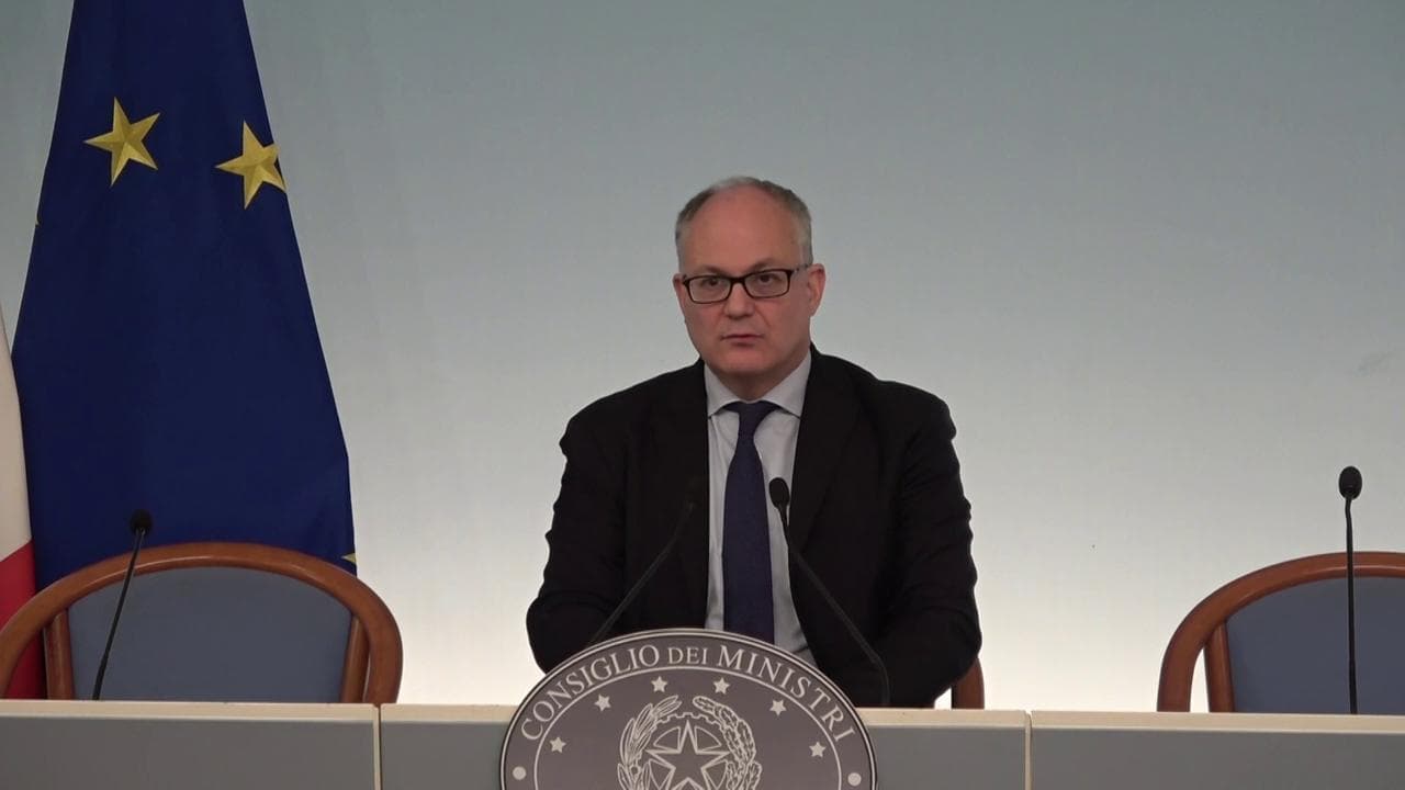 Coronavirus, Gualtieri illustra il dl: "Tasse e bollette sospesi nelle zone rosse, sostegno al turismo"