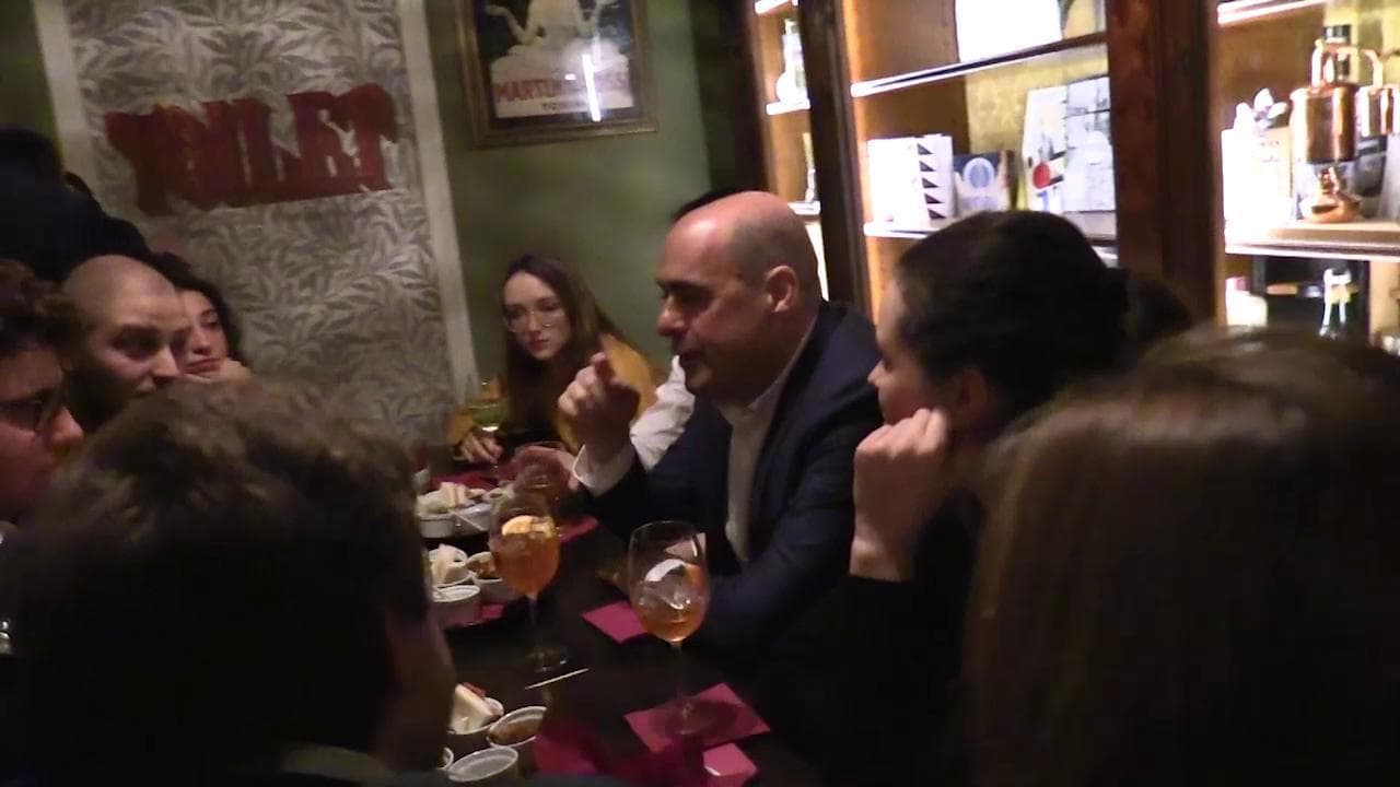 Coronavirus, Zingaretti prende aperitivo a Milano: "Governo di unità nazionale? Non mi risulta nessuna crisi"