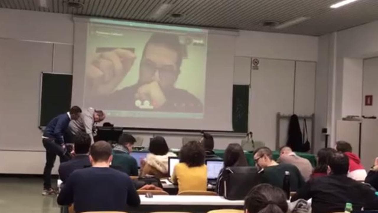 Coronavirus, le lauree sono a porte chiuse: i parenti festeggiano guardando lo streaming