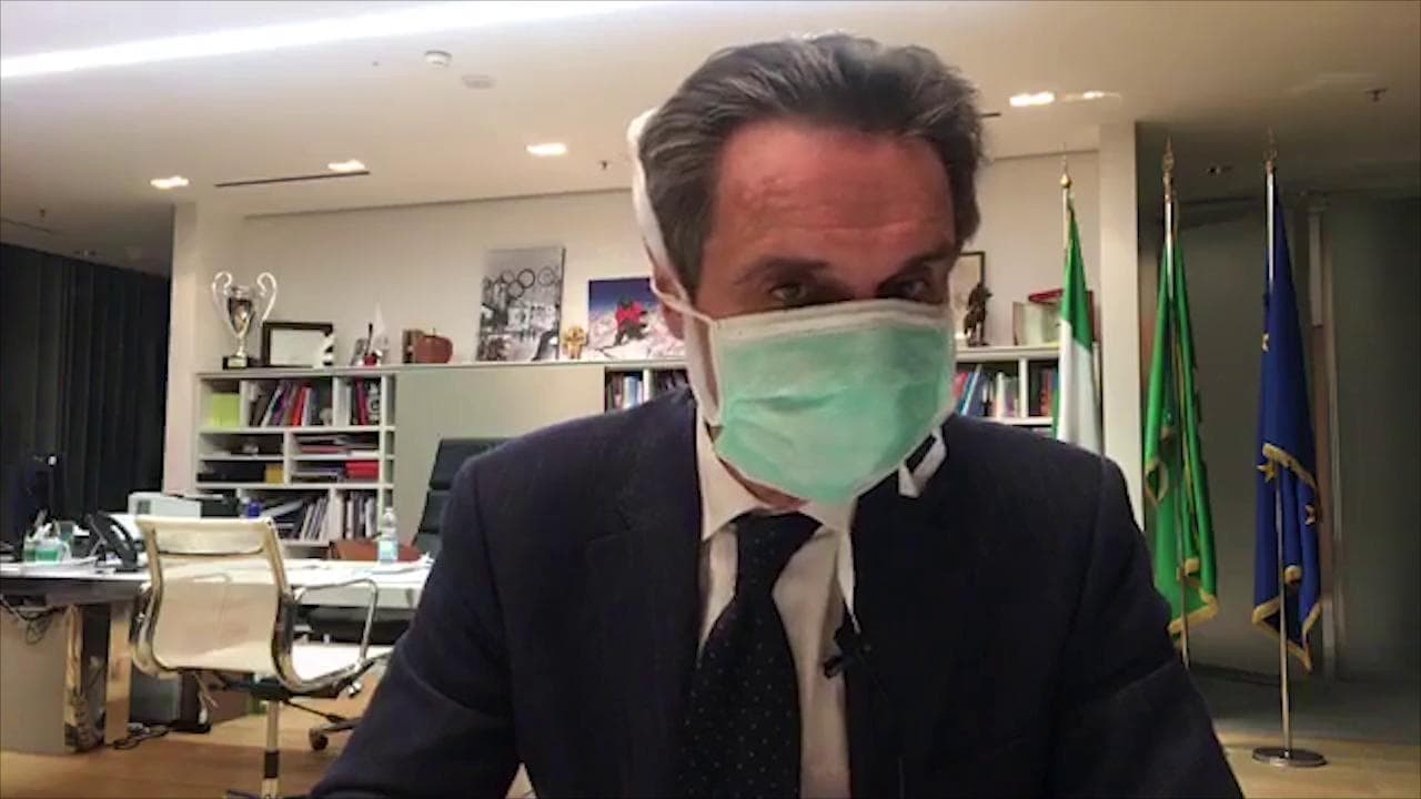 Coronavirus, il governatore della Lombardia Fontana con la mascherina su Fb: "Andrò in auto-isolamento"