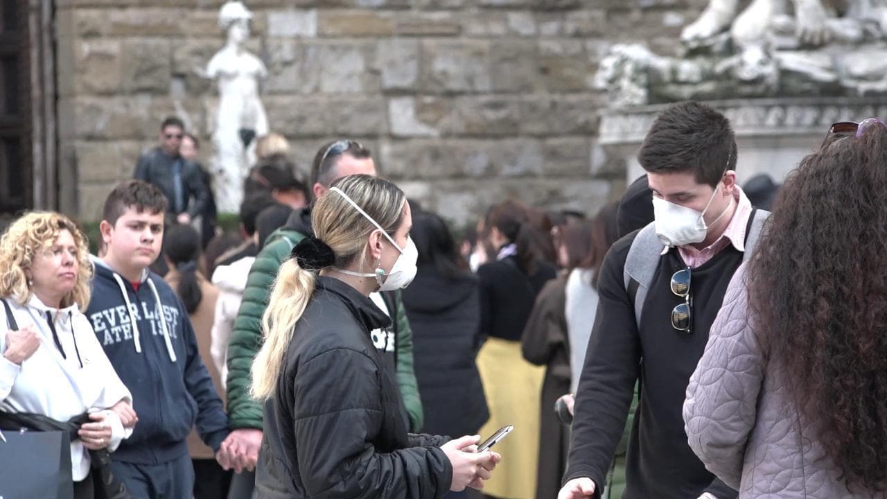 Coronavirus, primo contagio a Firenze: turisti in centro tra selfie e mascherine