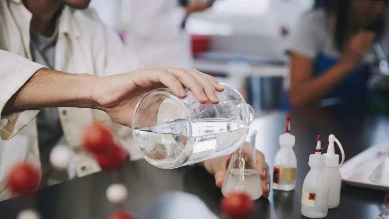 Coronavirus, il videotutorial dell'università per preparare il disinfettante per mani senza rischi