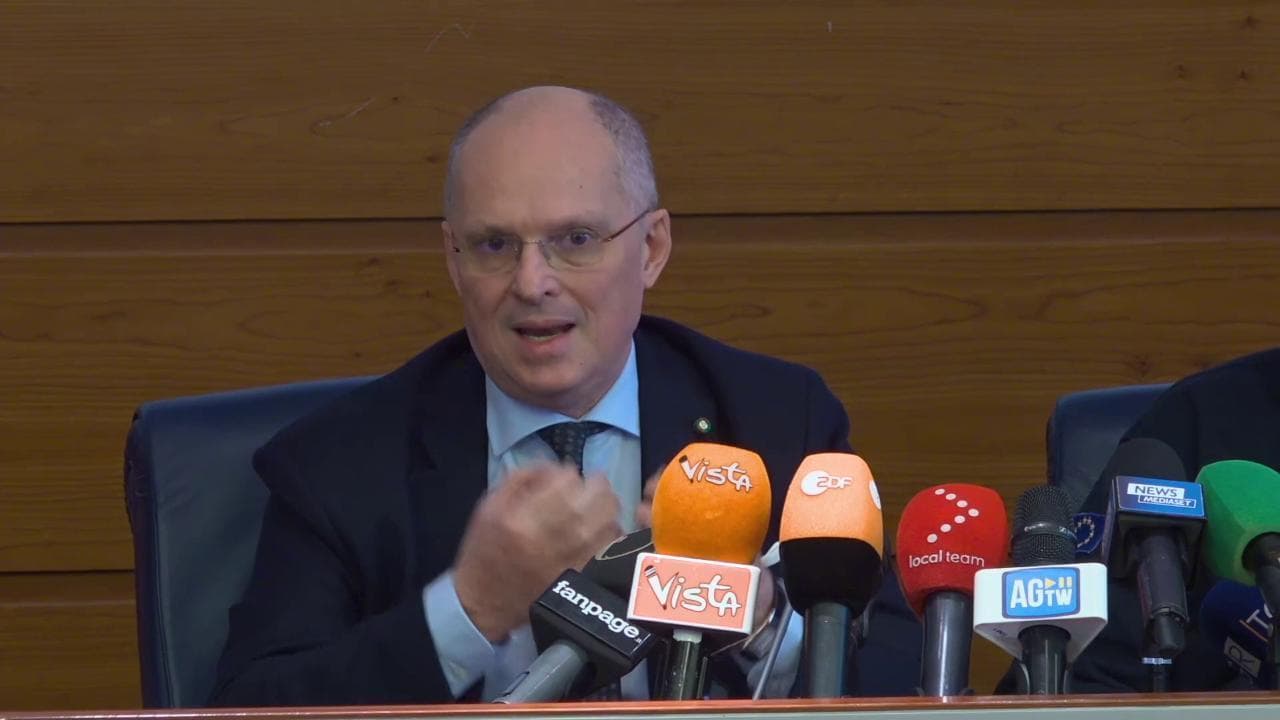 Coronavirus, Ricciardi (Oms): "Per le persone sane le mascherine sono inutili"