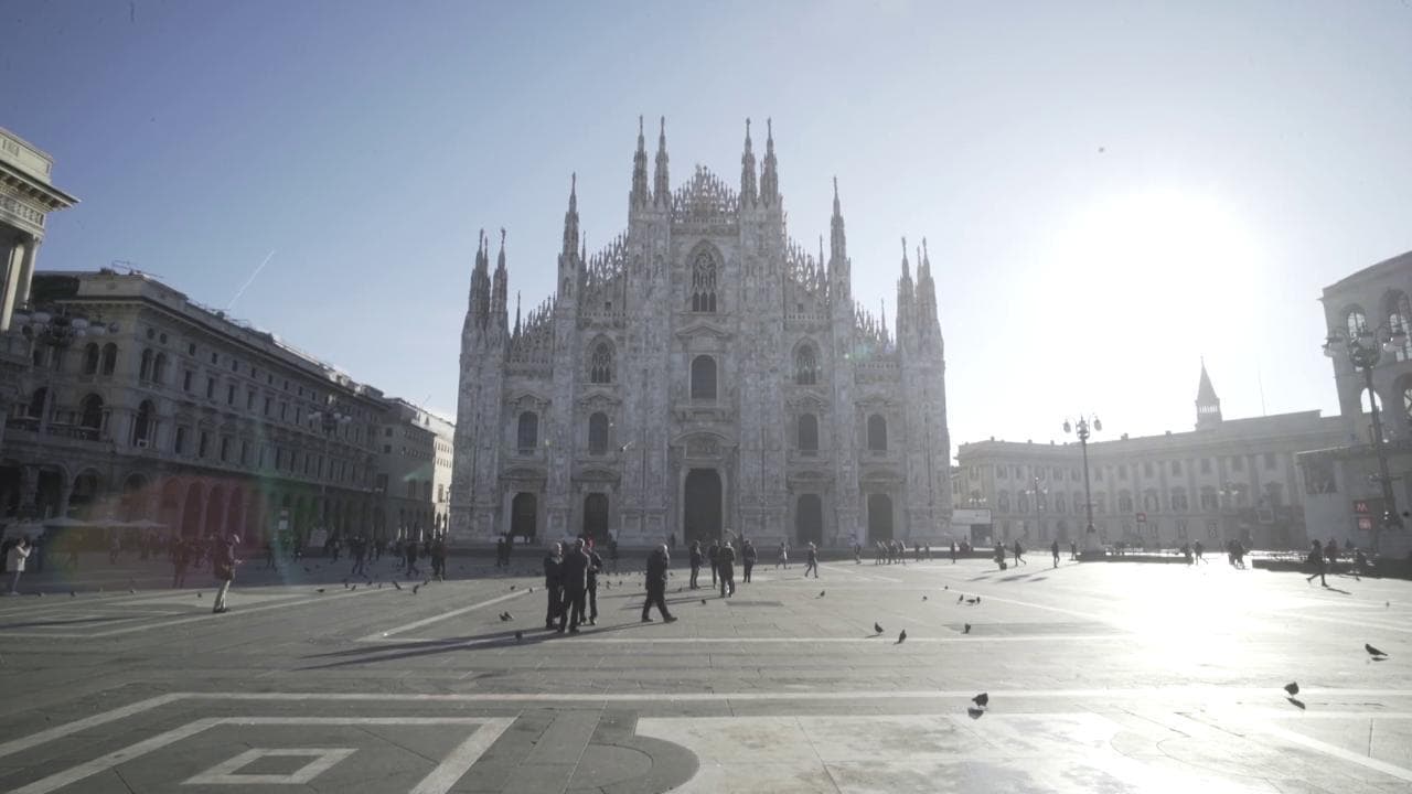 Coronavirus, il centro di Milano semideserto: piazza Duomo si svuota