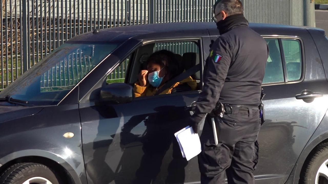 Coronavirus, ai confini della zona rossa: i posti di blocco della polizia a Casalpusterlengo