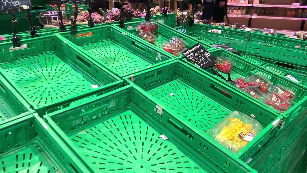 Coronavirus, supermercati presi d'assalto al Nord: scaffali vuoti e file di carrelli