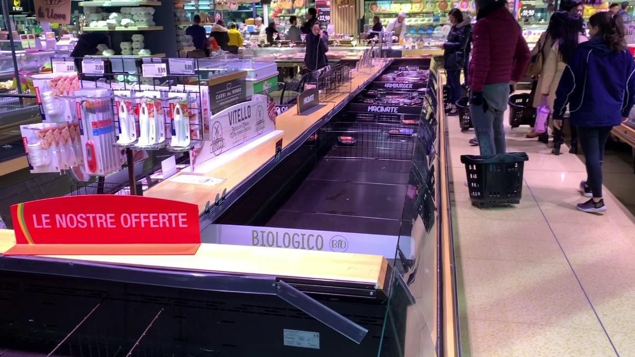 Coronavirus, dilaga la psicosi a Milano: gli scaffali vuoti dei supermercati