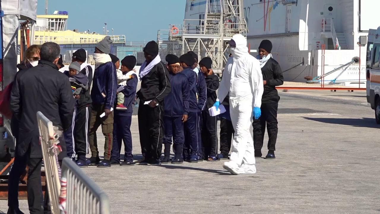 Pozzallo, l'arrivo in porto della Ocean Viking con 276 migranti