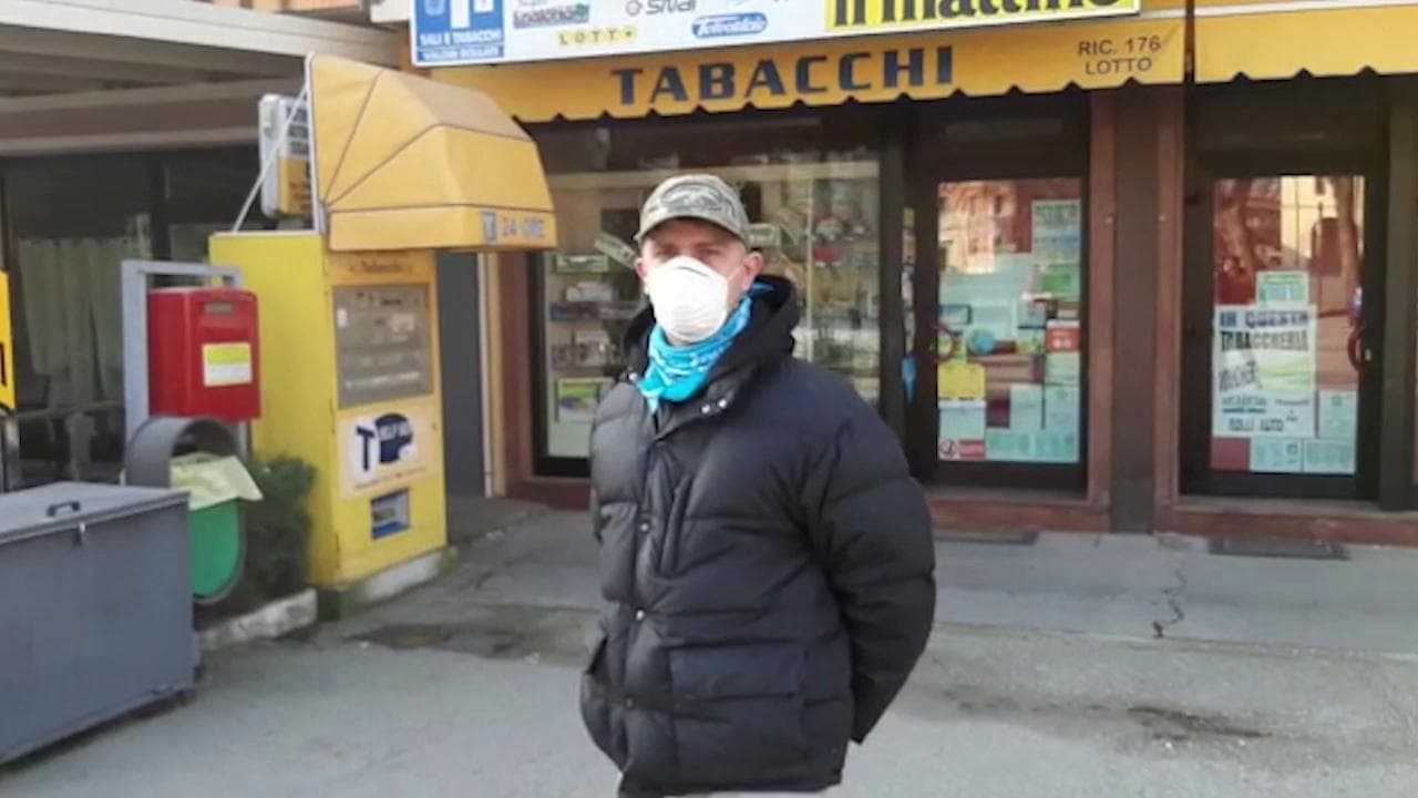 Coronavirus, davanti al bar frequentato da Trevisan: "Qui viene tutto il paese"