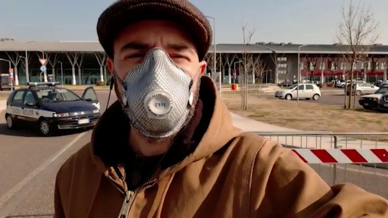 Padova, davanti l'ospedale dove è morto Trevisan: "Nessuno immaginava fosse coronavirus. Bloccate tutte le persone nei reparti"
