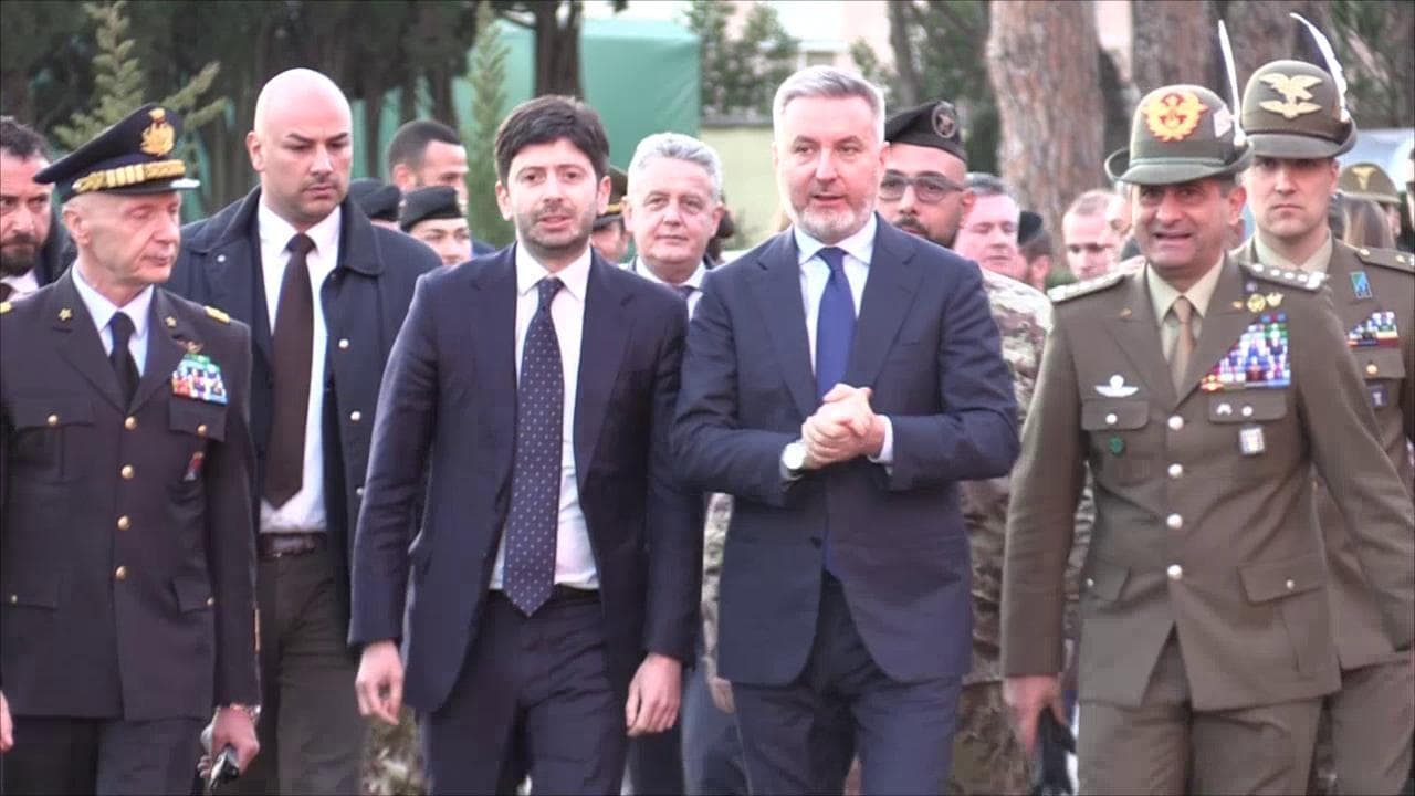 Coronavirus, visita di Guerini e Speranza agli italiani usciti dalla quarantena: "Stato ha fatto la sua parte"