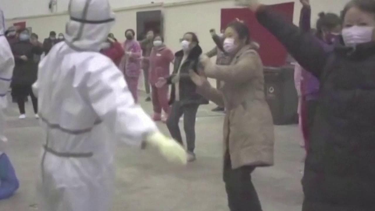 Coronavirus, il ballo di medici e pazienti ricoverati nell'ospedale di Wuhan
