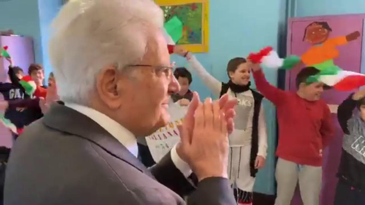 Coronavirus, Mattarella visita a sorpresa la scuola frequentata da bambini cinesi