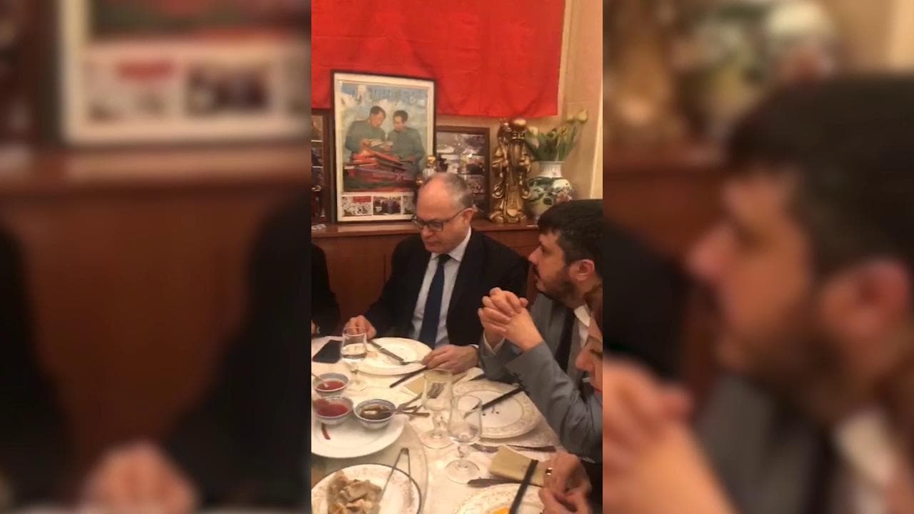 Coronavirus, il ministro Gualtieri cena nel ristorante cinese: "Momento difficile, pagano il panico del mondo intero"