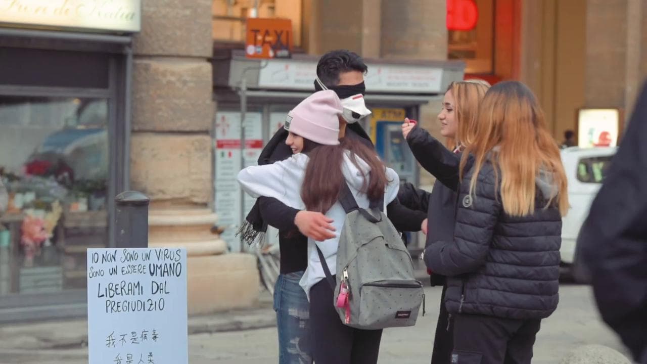 "Io non sono un virus", il flash mob del giovane italo-cinese a Firenze