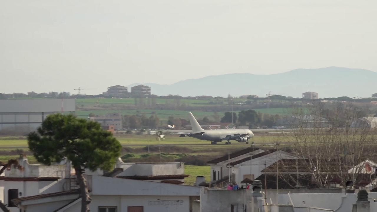 Coronavirus, arrivato l'aereo con gli italiani da Wuhan: l'atterraggio a Pratica di Mare