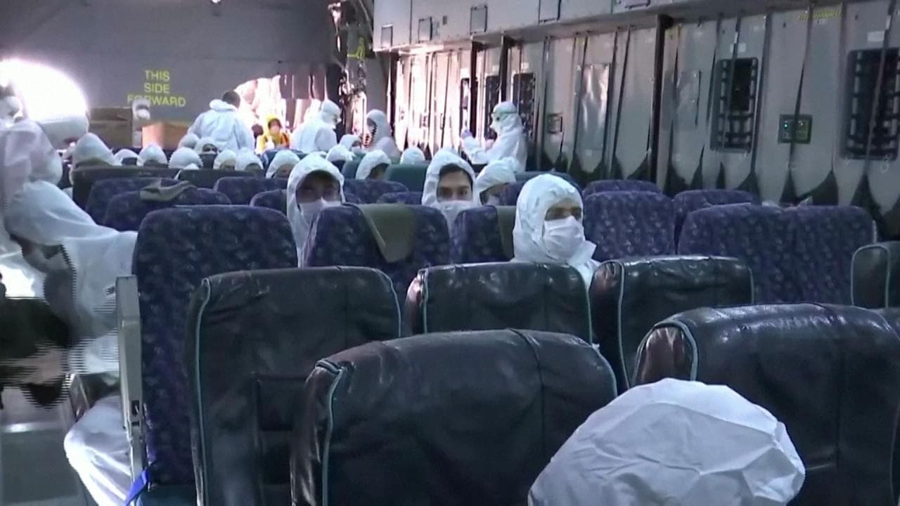Coronavirus, il volo da Wuhan alla Turchia: i passeggeri indossano tute e maschere protettive