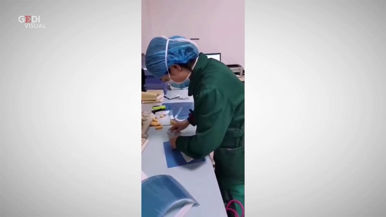 Coronavirus, in Cina mancano le mascherine: i dottori se le fabbricano da soli