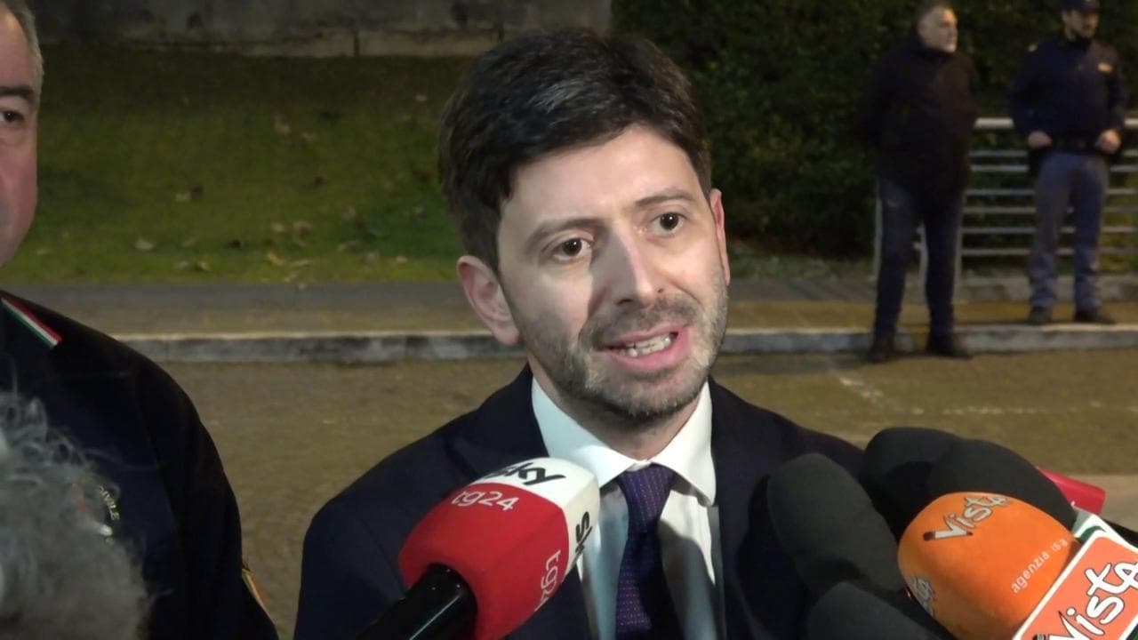 Coronavirus, Speranza: "Il mio è un messaggio di tranquillità. Noi unico paese Ue a sospendere voli con la Cina"