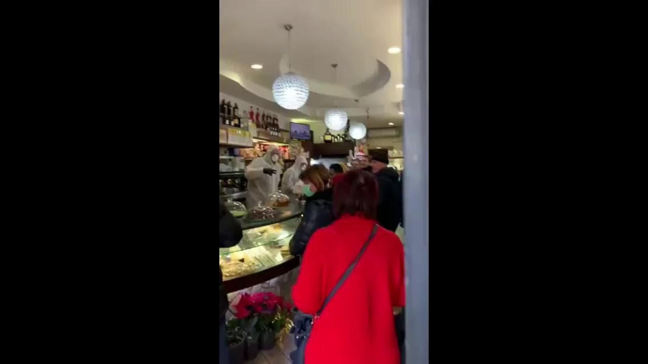 Coronavirus, la provocazione anti-psicosi del bar all'Esquilino: camerieri in tuta e mascherina