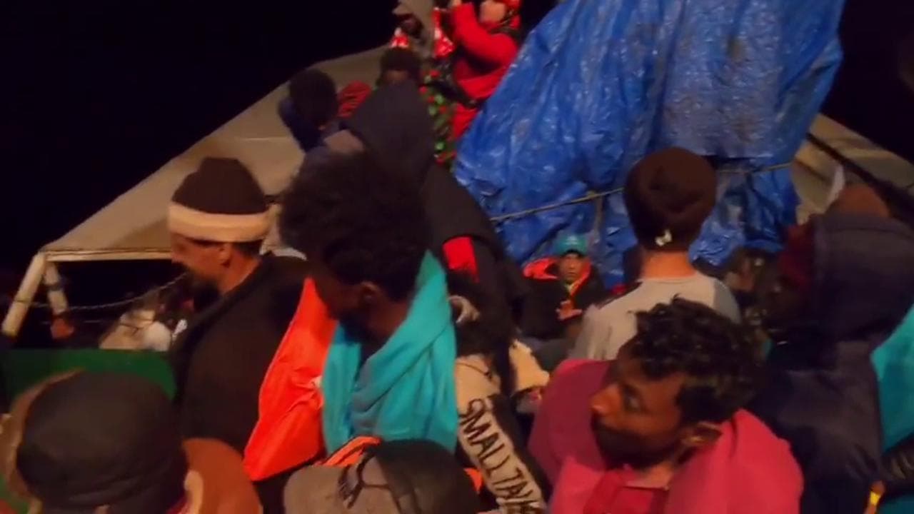 Open Arms soccorre i naufraghi: l'applauso dei migranti ai soccorritori