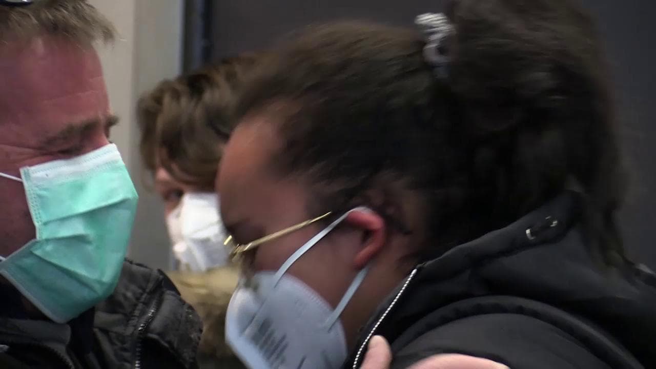 Coronavirus, abbracci e lacrime a Malpensa per gli ultimi voli dalla Cina: "Finalmente a casa, è stata dura"